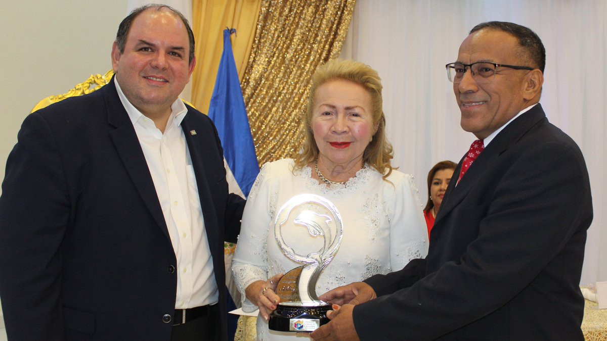 camarasal's tweet photo. #Camarasal filial #LaUnión reconoció esta noche a la empresaria a Daysi Teresa Villatoro, propietaria de Casa Fuentes, con el galardón #DelfínDorado, por su aporte a la economía del municipio.

https://t.co/4kE8lkLLms https://t.co/kgstzUpaIw
