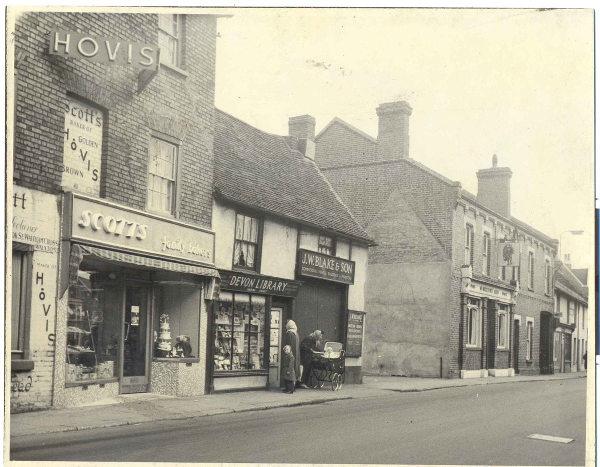 Flashback Friday! Our latest exhibition ‘Towns Through Time’ features some lovely photographs of towns in the district. Here’s one of Sun Street, Waltham Abbey in the early 1960s. What are your memories of the town back then? #Waltham Abbey #FlashbackFriday