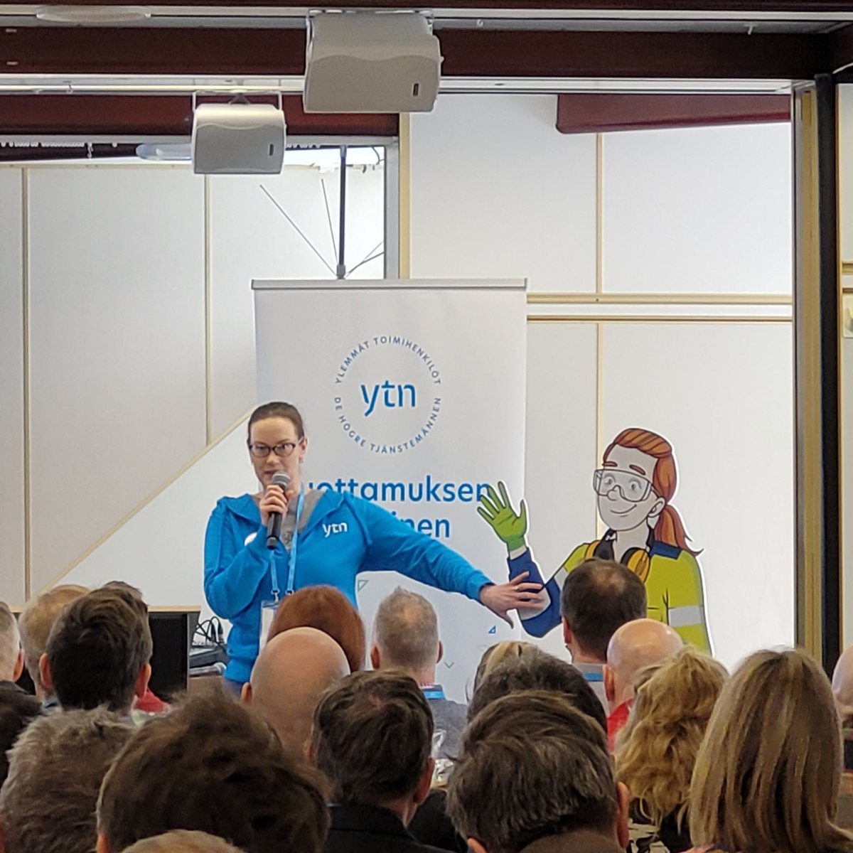 MPuukka's tweet photo. @LaksoJenni esittelee Tarjan @YTN_ry risteilijöille. Tulikohan passi mukaan?
#TaunoJaTarja #työturvallisuus #teknotat #teknotatrokkaa https://t.co/BvronIlY7T