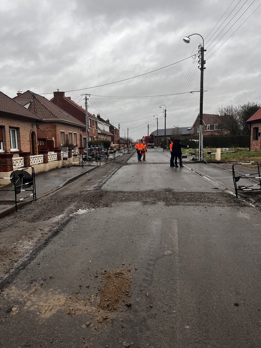 EnergieFlandre's tweet photo. En direct - chantier d’effacement et enfouissement des réseaux à #Bollezeele
✅ résorption des fils nus
✅ rénovation de l’éclairage public
▶️ un chantier @EnergieFlandre réalisé par le groupement @CiteosOfficial #Stps et #FlashEnergies avec le soutien d’@enedis_npdc
#Flandre https://t.co/LryqJeV2rs