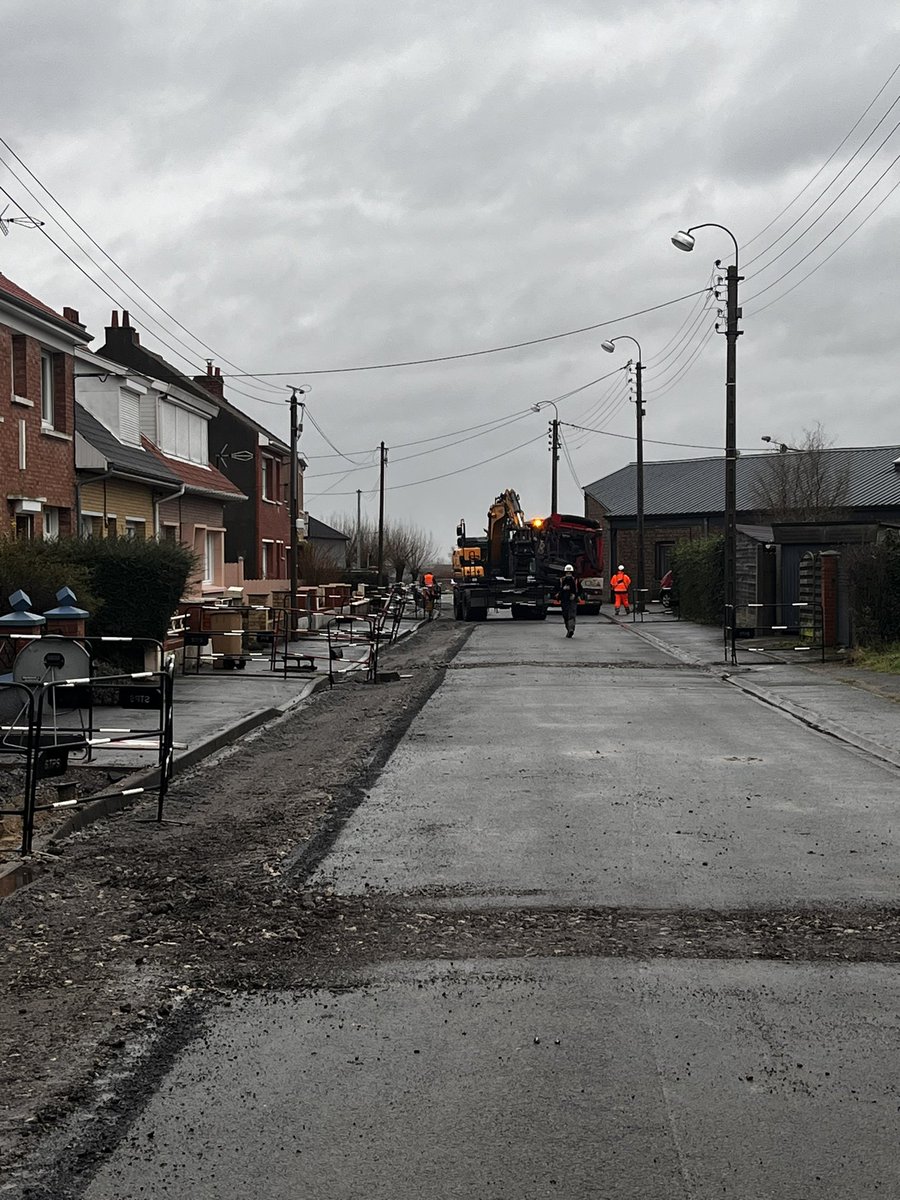 EnergieFlandre's tweet photo. En direct - chantier d’effacement et enfouissement des réseaux à #Bollezeele
✅ résorption des fils nus
✅ rénovation de l’éclairage public
▶️ un chantier @EnergieFlandre réalisé par le groupement @CiteosOfficial #Stps et #FlashEnergies avec le soutien d’@enedis_npdc
#Flandre https://t.co/LryqJeV2rs