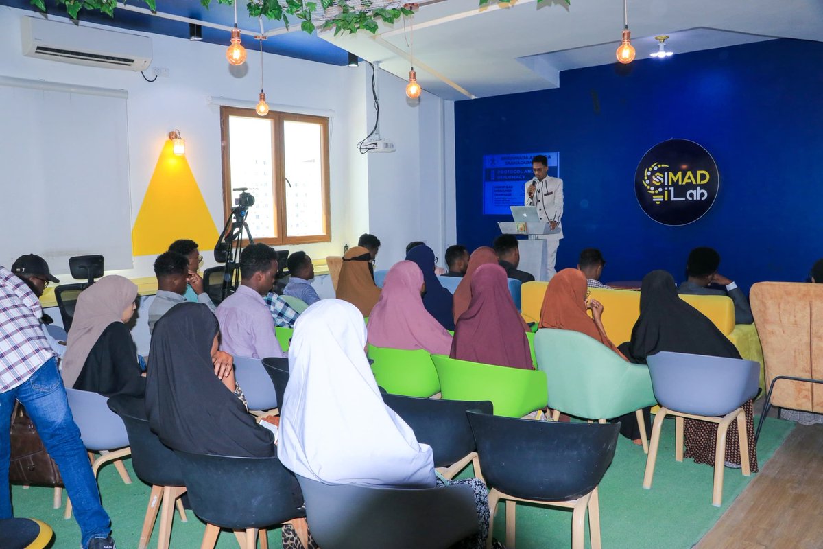 MachadkaDhaab's tweet photo. Very interesting session and exciting training about "Protocol and Diplomacy" to held the Social Science Department students from SIMAD University in Mogadishu.

 this training was organised by Dhaab Institute and XAJSI-SIMAD. https://t.co/bE95FTKwG1