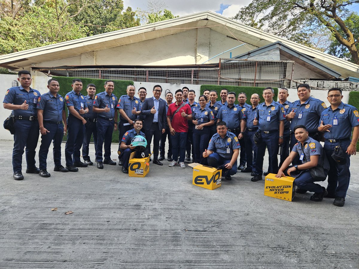 Namigay ng helmet sa tulong ni #HeneralKamoteTV habang nakikipag-kumustahan sa kapulisan ng QCPD. Ang programang Tulay ng Pagbabago ni Gen. Red Maranan ay dapat pamarisan sa buong bansa. Walang holiday sa serbisyo-publiko. Mabuhay ang ating #PNP. #PLEB #QuezonCity @QCGov