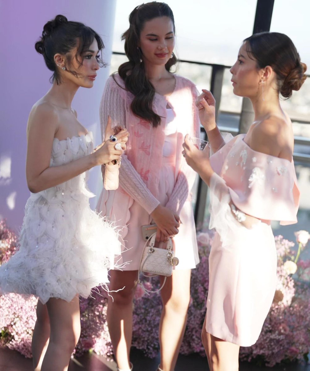 auntieselina_'s tweet photo. Caption this: Heart Evangelista, Catriona Gray and Kendra Kramer. https://t.co/lUJNesuDGs