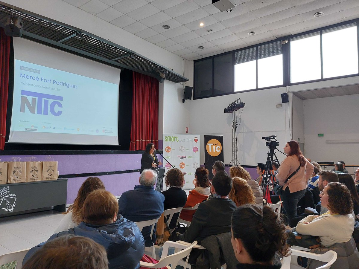 colabscatalunya's tweet photo. @Liliana_ArroyoM @punttic @tic 🟣⚙️ Què hi ha dins del #NecesserTIC? Aquesta iniciativa de l’#SmartCentre Santa Bàrbara pretén contribuir a trencar amb estereotips de gènere. Compta amb eines i recursos tecnològics per a tota persona dinamitzadora #TIC. https://t.co/UOdXEXfKNi