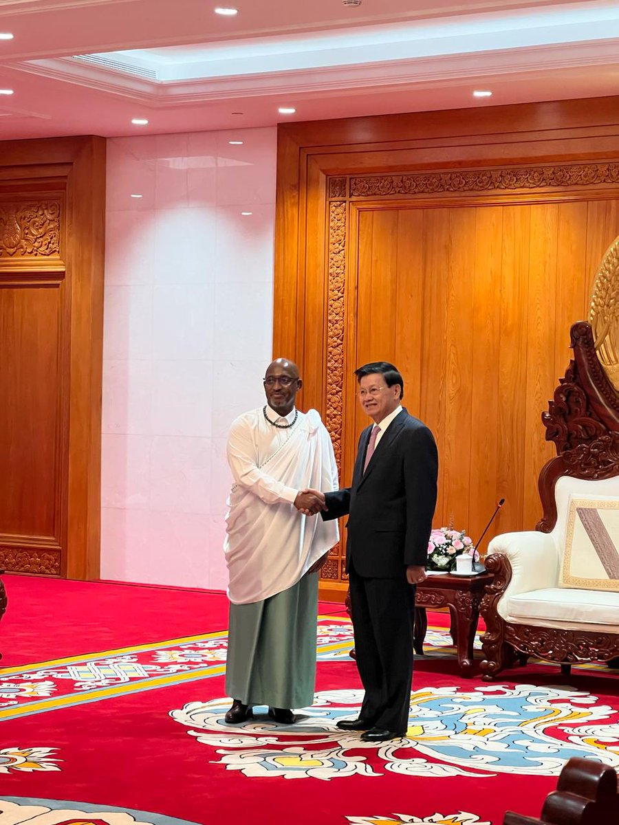 Mu murwa Mukuru wa #Vientiane-Laos,  Ambasaderi Nkubito Manzi Bakuramutsa yashikirije Perezida wa Perezida wa Repubulika Iharanira Demokarasi ya Rubanda ya #Laos, <a href="/LaotianDreaming/">Thongloun Sisoulith</a>,  impapuro zimwemerera guhagararira u Rwanda muri icyi Gihugu.