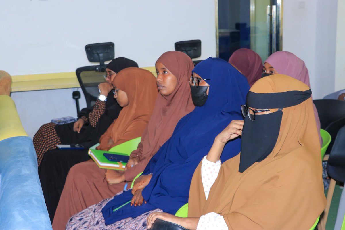 MachadkaDhaab's tweet photo. Very interesting session and exciting training about "Protocol and Diplomacy" to held the Social Science Department students from SIMAD University in Mogadishu. this training was organised by Dhaab Institute and XAJSI-SIMAD. https://t.co/Z2HqtELfXU