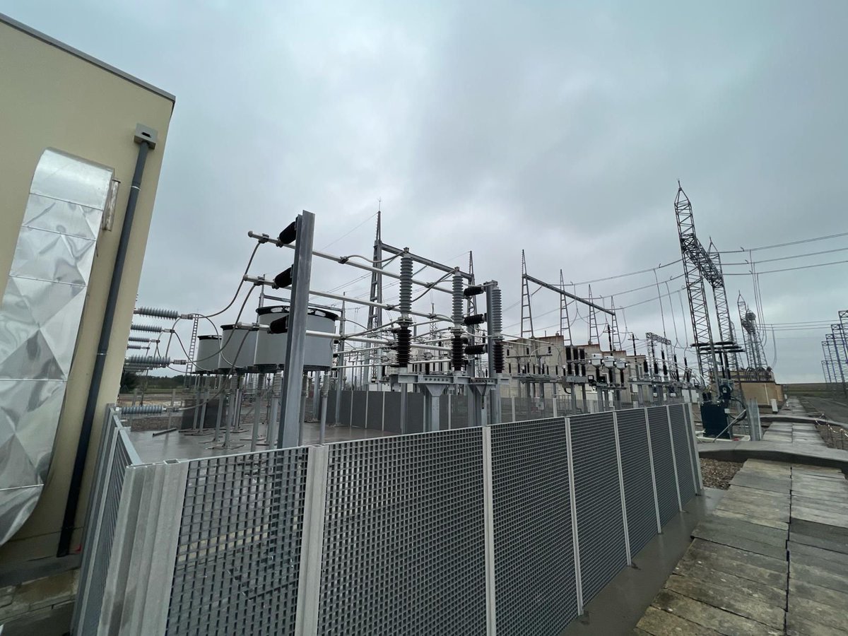 GrupoElecnor's tweet photo. 💡 ¿Qué es un STATCOM?
Esta serie de dispositivos electrónicos de potencia son capaces de trabajar en diversas condiciones ambientales ⛈️, controlando la tensión eléctrica, la potencia reactiva y las oscilaciones de la red.
📸 ¡Este es nuestro #STATCOM de #Vitoria! https://t.co/Hal0h1xnWZ