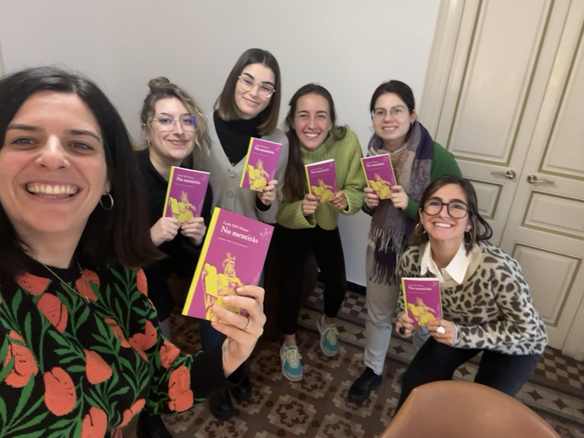CarlaVall's tweet photo. Així de felices estem al despatx, amb el “No mentiràs”.
Gràcies @PunsodaRicart i gràcies @FragmentaEd ❤️‍🔥❤️‍🔥❤️‍🔥 https://t.co/1iBSaci2ET
