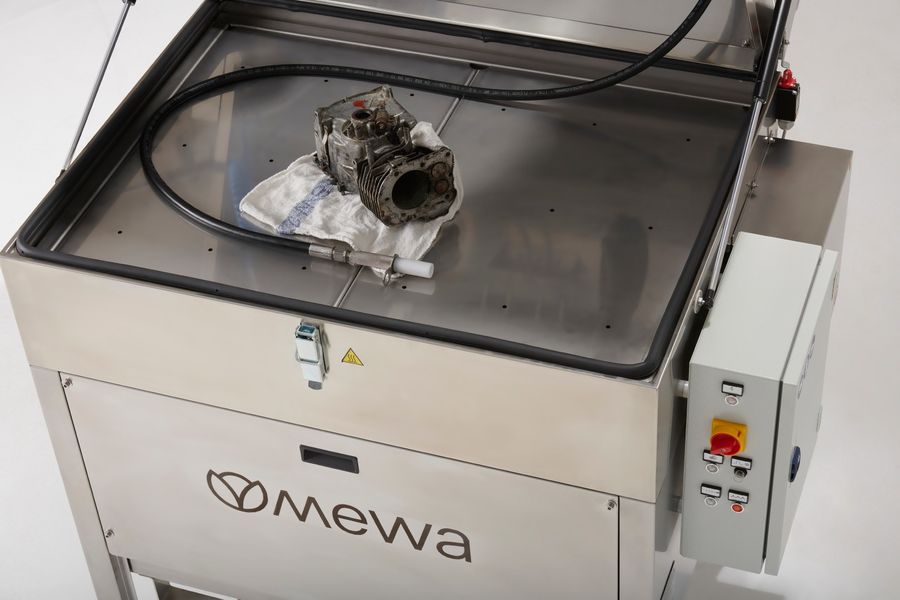 MEWA_PL's tweet photo. Do profesjonalnego ręcznego czyszczenia Mewa oferuje myjki wysokociśnieniowe Mewa HP Mini o poj.  (80 l) oraz Mewa HP Maxi (110 l), w ramach pełnej usługi serwisowej. Zanieczyszczone części i narzędzia są niezawodnie czyszczone w temperaturze do 40 st. C. https://t.co/k3WSf3oYMN https://t.co/iq3MUXrIHr