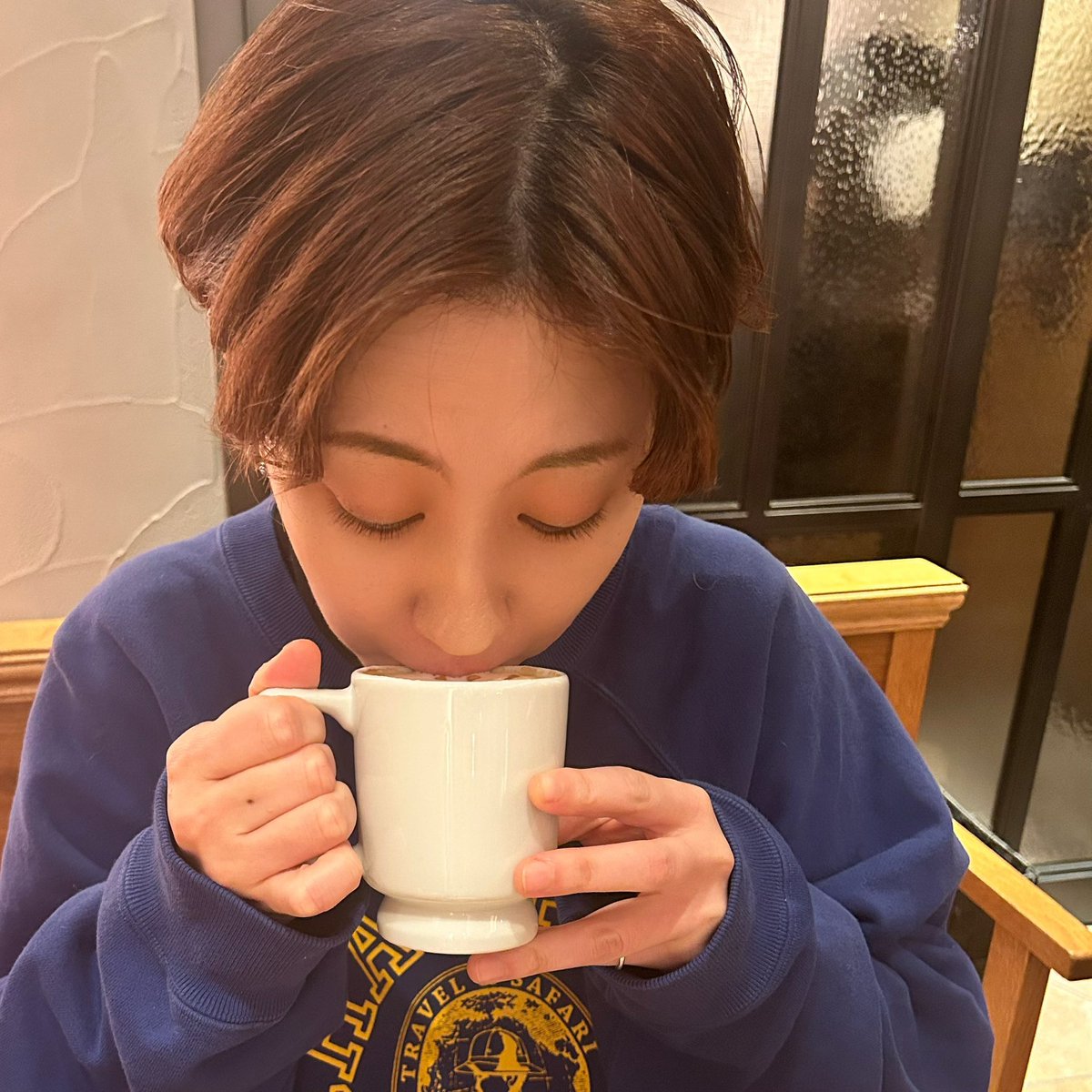 mktr16's tweet photo. おばんです🌝
昨日は久しぶりの友に会ってました😊

みけ「いい感じで写真撮って！」

友「ええで！」

みけ(カフェラテ飲んでみる)

友「なんかブスwww」

#こんばんは https://t.co/BncVGSMqHx