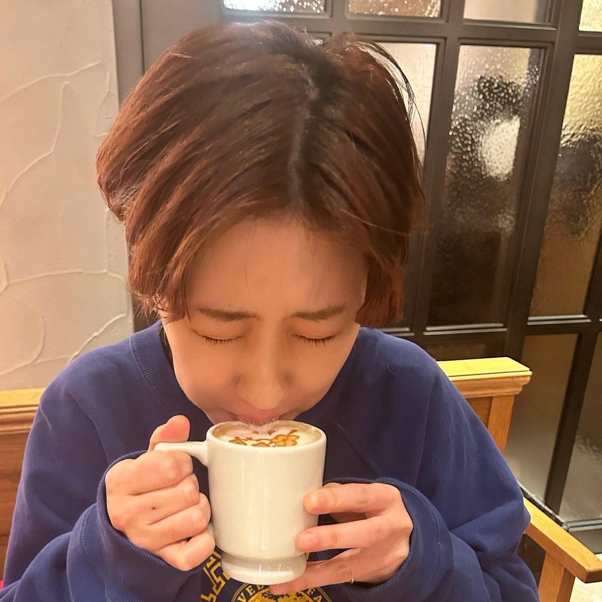 mktr16's tweet photo. おばんです🌝
昨日は久しぶりの友に会ってました😊

みけ「いい感じで写真撮って！」

友「ええで！」

みけ(カフェラテ飲んでみる)

友「なんかブスwww」

#こんばんは https://t.co/BncVGSMqHx
