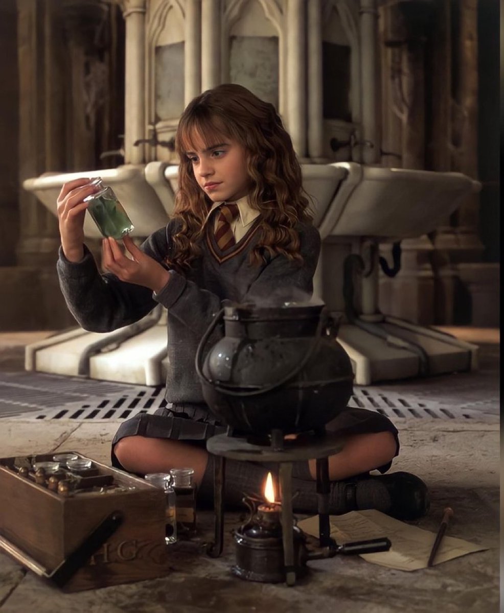 TheDailyHPotter's tweet photo. Potion time 🧪 https://t.co/S6N80djN4F