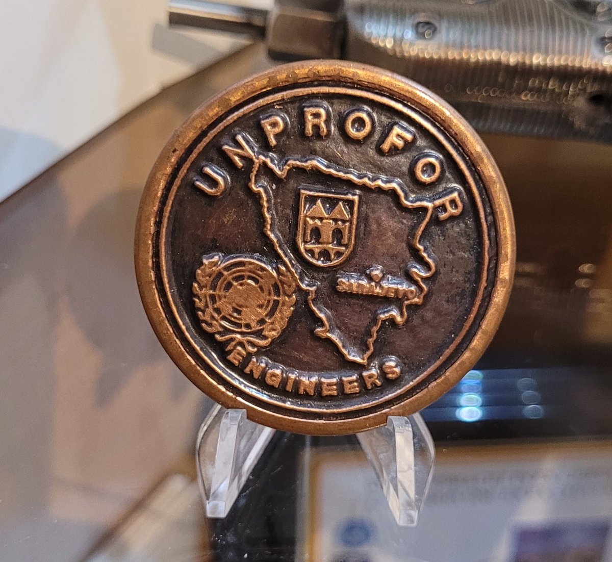 UNPF_Collection's tweet photo. Some engineer patches and metal signs from the UNPROFOR mission in Bosnia 1992-1995.
More items at the Dutch UNPROFOR Military Collection page!

#Genie #RoyalDutchEngineers #UNPROFOR #Museum #Bosnia 
#War #Blauwhelm #Vredesmissie #Landmacht #Army #Engineersforthesoldier https://t.co/Ms9RYpfn2i