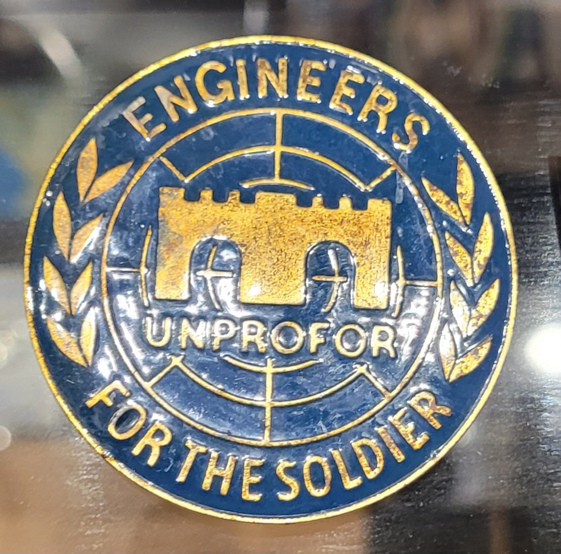UNPF_Collection's tweet photo. Some engineer patches and metal signs from the UNPROFOR mission in Bosnia 1992-1995.
More items at the Dutch UNPROFOR Military Collection page!

#Genie #RoyalDutchEngineers #UNPROFOR #Museum #Bosnia 
#War #Blauwhelm #Vredesmissie #Landmacht #Army #Engineersforthesoldier https://t.co/Ms9RYpfn2i