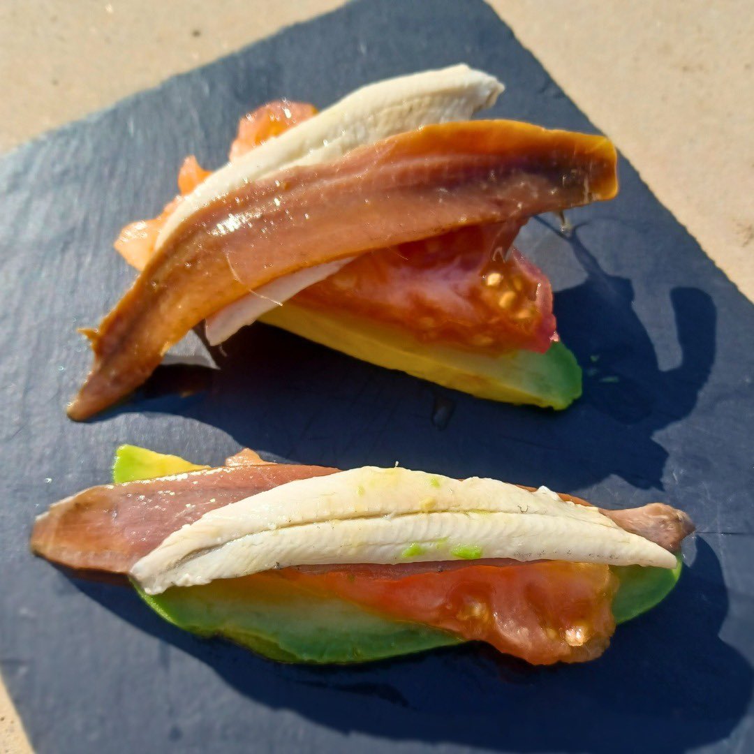 Hoy es viernes y para abrir el apetito, te sugerimos un aperitivo fresco, sabroso y nutritivo: Matrimonio de anchoa y boquerón sobre tomate y aguacate.😍
¡Buen fin de semana!Salmentum Murcia, Salmentum Elche y Salazones Diego están repletas de exquisitos manjares para ti!!