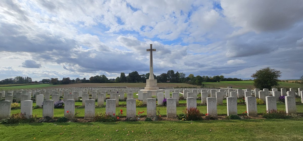 BBTLLP's tweet photo. #PicOfTheDay Bulls Road @CWGC #Cemetery #Flers #Somme. Started in Sept 1916 during the Battle of #Flers- #Courcelette by regiments in the area & used again in August 1918 before more were added after the Armistice, 776 men now stand easy here with 296 of these being unidentified. https://t.co/vDK4d46SPZ