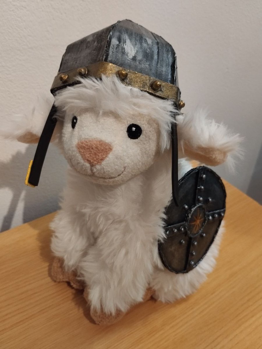Os presento a Estrellita, mascota de la campaña de Danza macabra de Aquelarre que dirige <a href="/profadelengua/">Profa de lengua ♀️📚🏳️‍🌈|📜🌘🎲🌘</a> a <a href="/PepeAcherre/">Pepe Acherre</a> <a href="/LordDarok/">Diego López 📜🌒🎲🌖</a> Miki, Jorge y una servidora. Nació de una escena preciosa entre mi pj y Manecho. Estoy in love con esta historia, sus pjs y esta familia ❤️😍