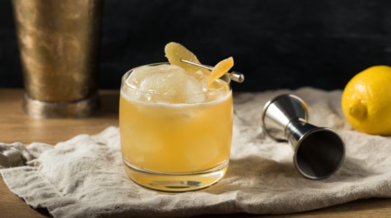 ShakenTales's tweet photo. The Gold Rush: A modern classic born in NYC's Milk &amp; Honey bar. Bourbon, honey, and lemon unite for a simple yet unforgettable whiskey sour twist. #GoldRushCocktail https://t.co/3DcO4qDN9m