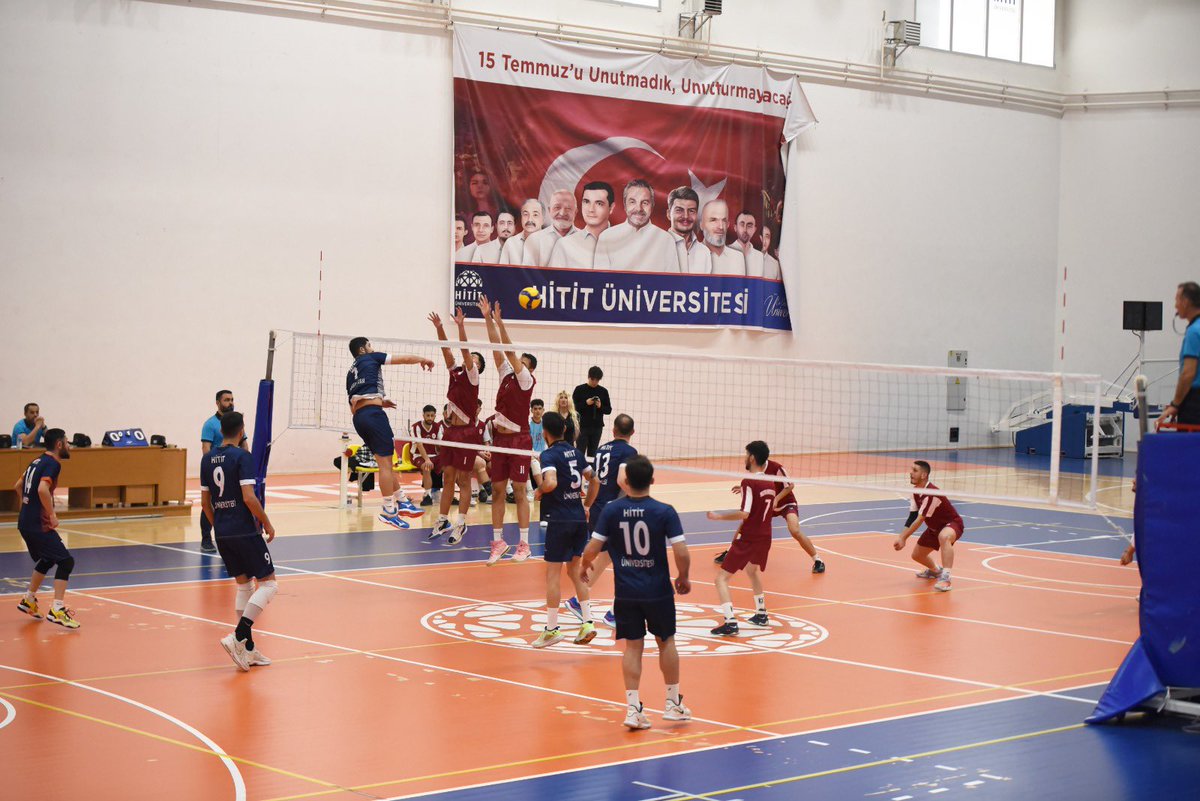 HituKurumsal's tweet photo. Bir şampiyonluk kupası daha eklemenizi rica edeceğiz😎🏆

Erkek voleybol takımımız, ev sahipliğimizde düzenlenen ÜNİLİG Bölgesel Voleybol Müsabakalarında 1⃣. oldu.

Tebrikler Hitit'in Efeleri👏👏

#HititÜniversitesi @ProfAliOzturk https://t.co/nI55c9PUEV