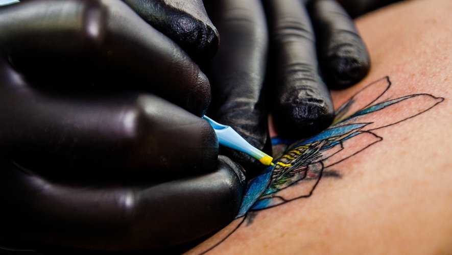 TR_Sante's tweet photo. 🚨 Attention tatouage lovers ! Certains types d'encre de tatouage ont été retirés du marché pour des raisons de sécurité. Assurez-vous de vérifier les produits utilisés par votre tatoueur pour éviter tout risque pour votre santé. #SécuritéTatouage #TattooAlert 🚫💉 plus d'infos⤵️ https://t.co/c6j6rq7AOS