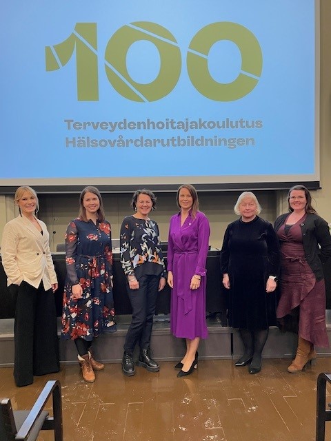 Järjestimme terveydenhoitajakoulutuksen 100-vuotisjuhlavuoden kunniaksi kutsuvieraille koulutussymposiumin 7.2. Suuri kiitos kaikille puhujille <a href="/HParisod/">Heidi Parisod</a> <a href="/PiaSuvivuo/">Pia Suvivuo</a> <a href="/GrymKirsi/">Kirsi Grym</a>
<a href="/PaiviHaarala/">Päivi Haarala</a> ja Meri Hulkkonen. Kiitos myös upea juontaja <a href="/BogomVe/">Veronica Bogomoloff</a> #TerveydenhoitajaKoulutus100