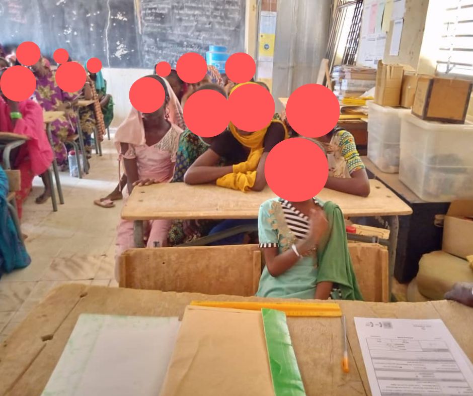 ongawa4d's tweet photo. En las escuelas de Podor, en el norte de Senegal, las niñas desaparecen de las escuelas cuando les llega la menstruación. 

Trabajamos junto a las comunidades y nuestros socios para evitar esa desaparición. 

#HigieneMenstrual #DerecH2O

https://t.co/nrje4yRLSy https://t.co/9sGJNNl0Sz