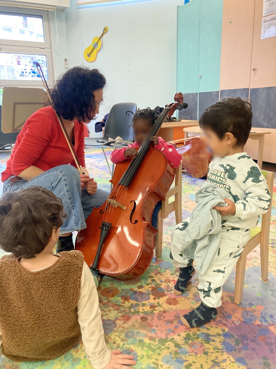 CiteMusicale's tweet photo. 𝗘𝗔𝗖 ◖Cette semaine, les musiciennes de l'Orchestre national de Metz Grand Est sont allées à la rencontre des petits spectateurs au sein des crèches, des écoles maternelles et du relais petite enfance de Metz, Borny et Louvigny pour préparer leur prochaine venue à l’Arsenal❤️ https://t.co/yjGtJ02kPS