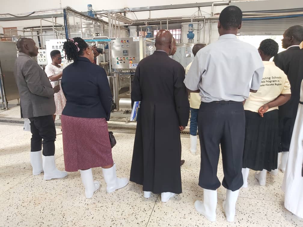 Today Maddo Dairies with support of DDA launched the School Milk Program in greater Masaka Region. Maddo is a Catholic Church founded  dairy group. SMP is vital for child cognitive and physical devt. <a href="/MpiiraSamson/">Akankiza Samson Mpiira</a> <a href="/DrRwamiramaBK/">Hon. Rwamirama Bright Kanyontore</a> <a href="/MAAIF_Uganda/">MAAIF 🇺🇬</a> <a href="/SMusherure/">Shartsi K Musherure</a>