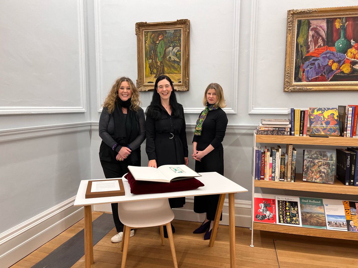 🎁
Yesterday, @ucddublin University Librarian Dr Sandra Collins met with Dr Caroline Campbell & Andrea Lydon in the stunning @NGIreland reading room to present edition no. 44/100 of GRIEF'S BROKEN BROW, our fine press collection of commemorative poetry. #decadeofcentenaries