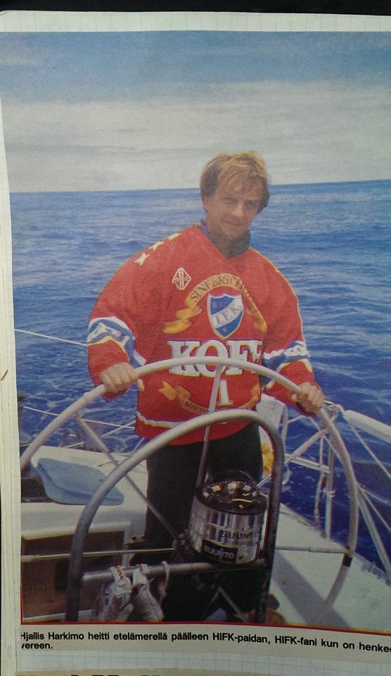 FilipSaxen's tweet photo. Joel Harkimo följer i pappa Hjallis kölvatten och ska segla runt jorden. Undrar om han ska ha samma klädsel som hans pappa hade?
#jokerit #hifk #harkimo #purjehdus #segling https://t.co/cqAABOz73s