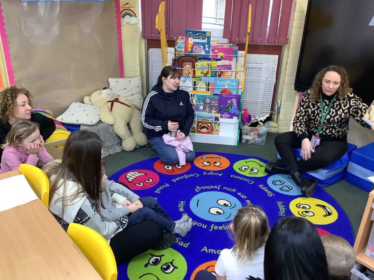 StoneyburnPS's tweet photo. In PEEP today we were looking at ways to develop our balance & coordination skills through action songs and a game of bean bag toss ~ talking about ways in which we can support our children’s fine and gross motor skills #WLPeepnetwork @Peeple_Laura @PeepleCentre @WL_Equity https://t.co/zyEHFET3JA