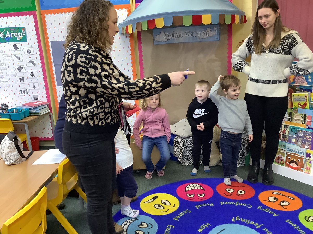 StoneyburnPS's tweet photo. In PEEP today we were looking at ways to develop our balance & coordination skills through action songs and a game of bean bag toss ~ talking about ways in which we can support our children’s fine and gross motor skills #WLPeepnetwork @Peeple_Laura @PeepleCentre @WL_Equity https://t.co/zyEHFET3JA