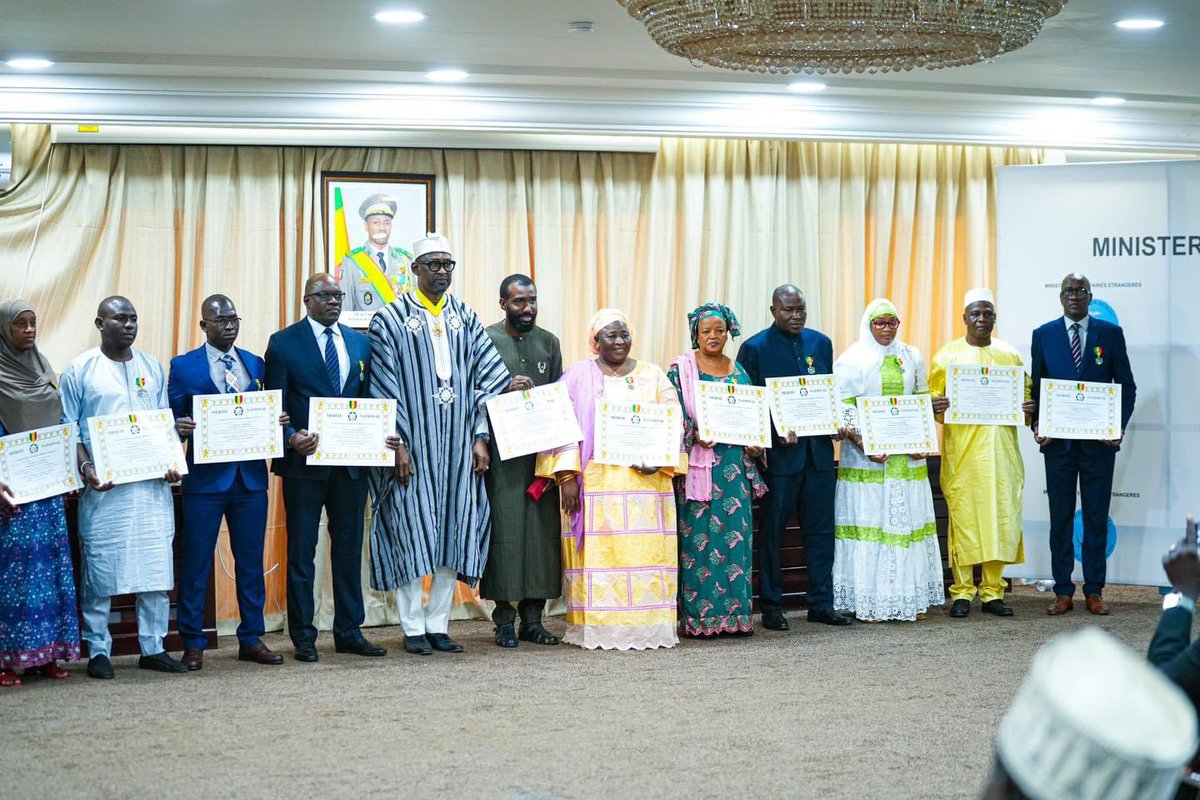 AbdoulayeDiop8's tweet photo. Au nom de Son Excellence Le Colonel @GoitaAssimi, Président de la Transition, Chef de l’État, j’ai décerné, ce jeudi 08 février 2024, des distinctions honorifiques de l’ordre national à certains Agents du Département, en guise de reconnaissance de la Nation, pour leurs efforts personnels et contribution significative dans l’animation de la diplomatie malienne au titre de l’année 2023.