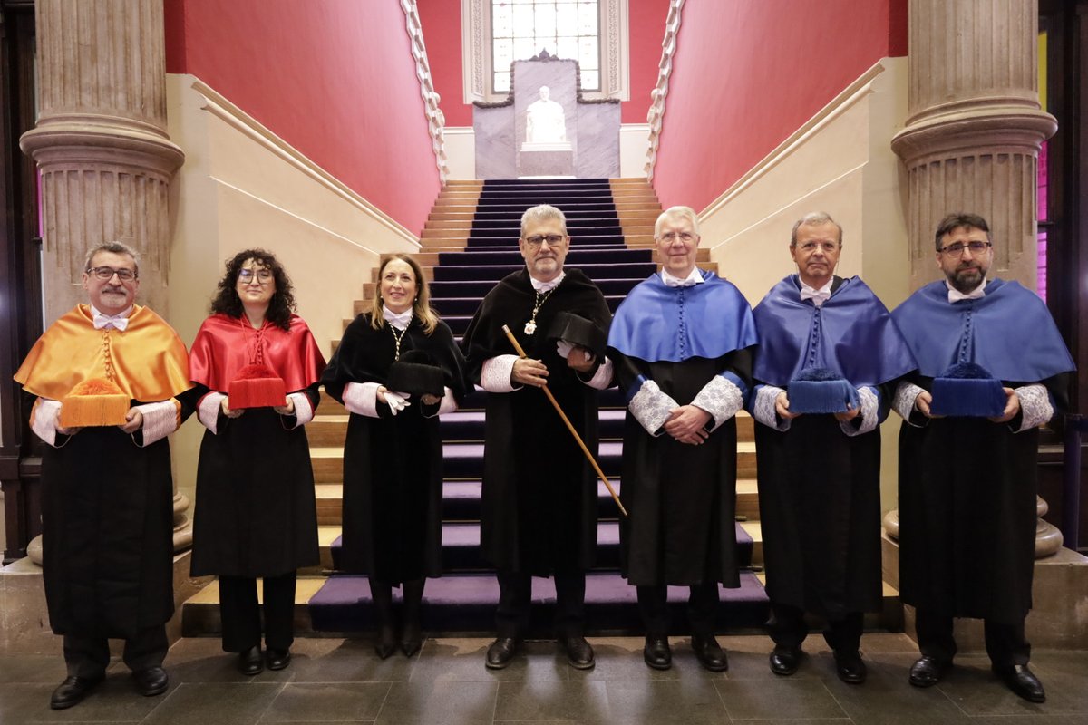 Dentro de diez minutos comienza la ceremonia de investidura de Doctor #HonorisCausa por <a href="/unizar/">Universidad Zaragoza</a> al profesor Dirk J. Broer.