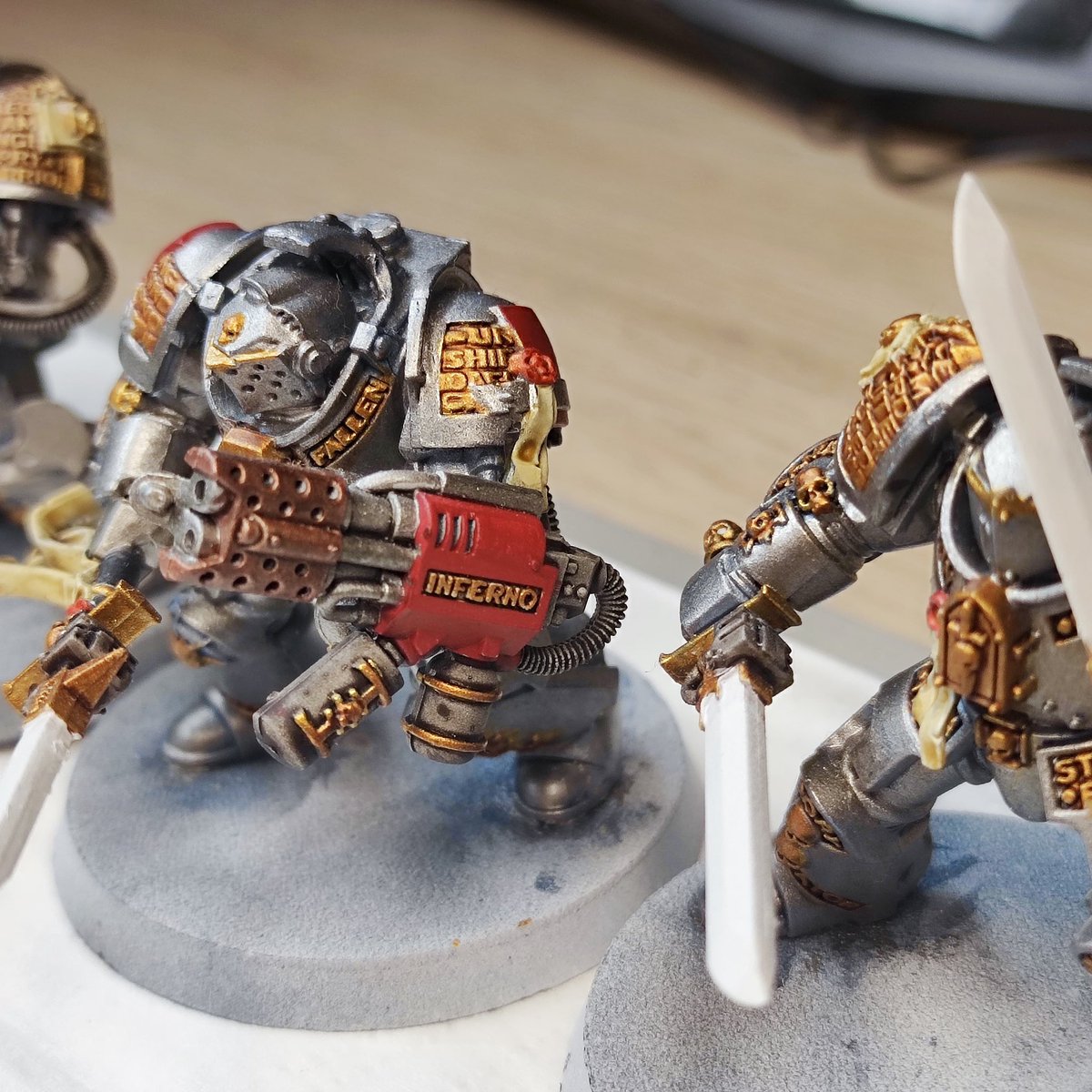 WIPS semanales de <a href="/ElessarStark/">𝑬𝒍𝒆𝒔𝒔𝒂𝒓</a> <a href="/Drazel_Thezil/">Drazel Thezil</a> <a href="/Ashearah/">Asheara</a> y <a href="/Triloc_Gaze/">Triloc (con pantalón corto)</a>