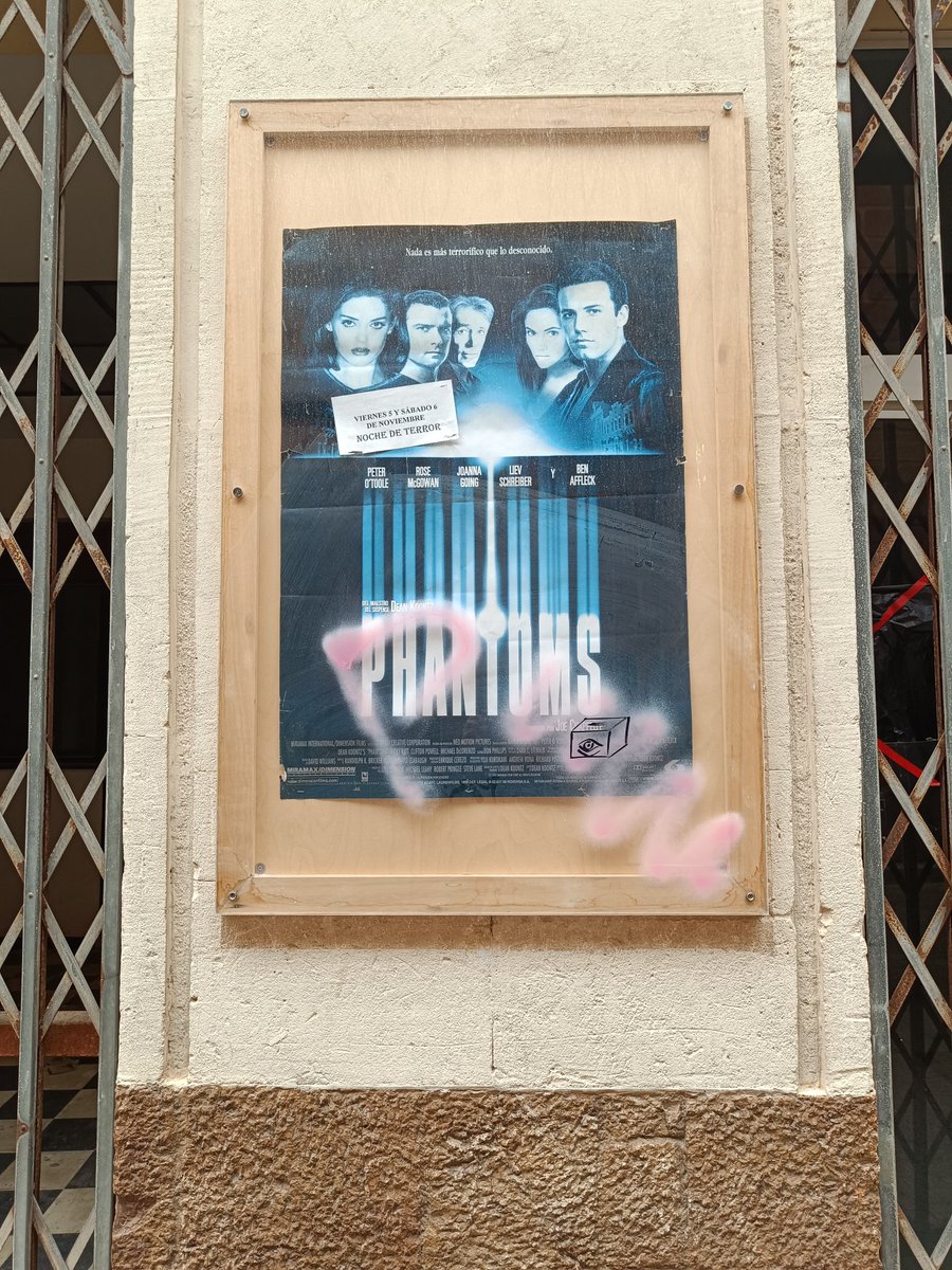 El cine Goya de Manacor, abierto en 1957 y congelado en el tiempo entre 'Blanco' de Kieślowski y 'Phantoms' de Joe Chapelle. 💙