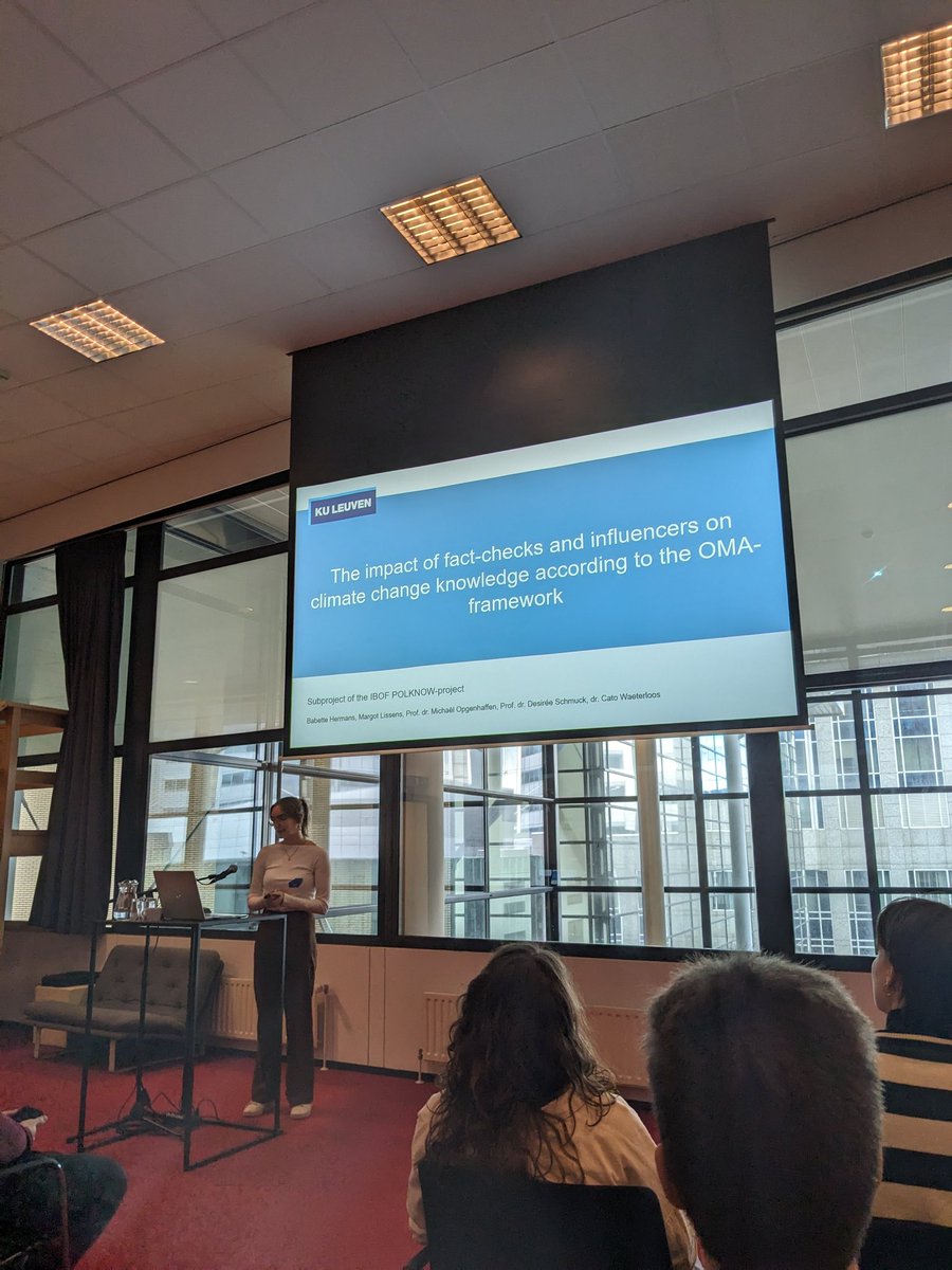 @babette_hermans presenting early findings from our study about how exposure to fact-checks and influencers on social media affects knowledge on climate change among youth at #Etmaal2024