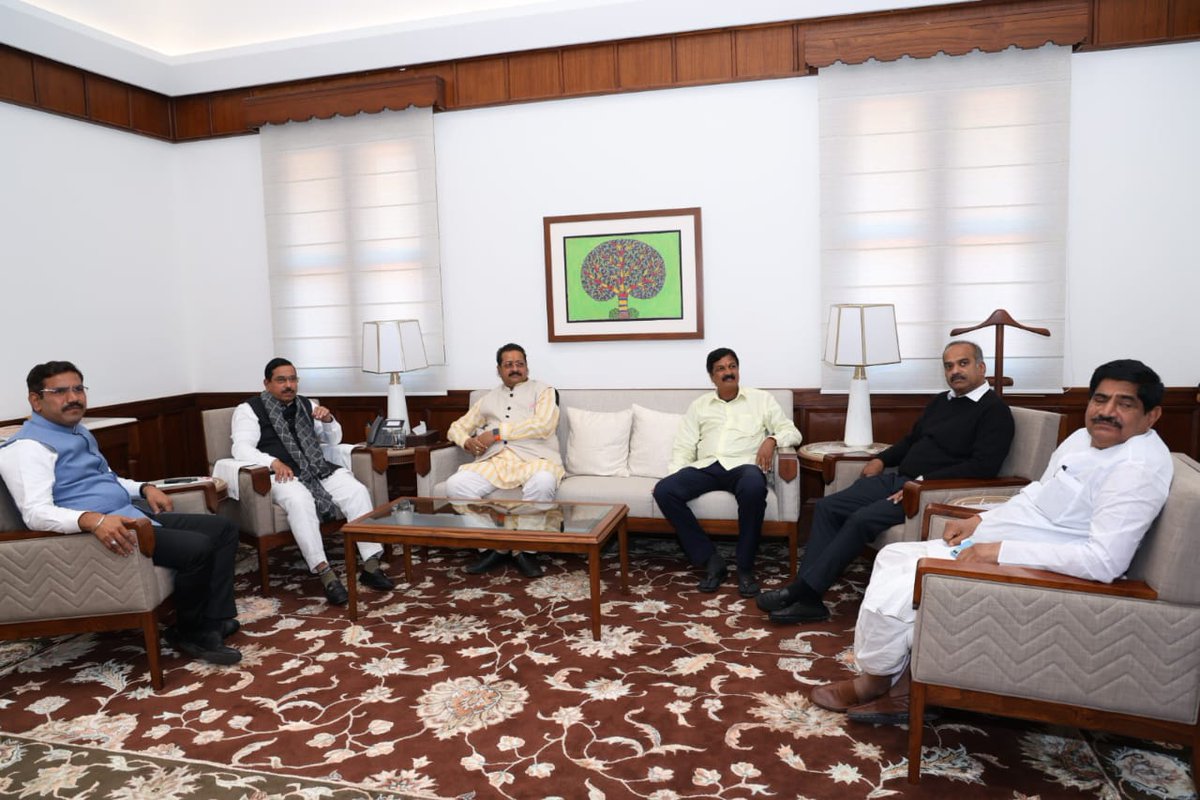 Held a meeting with State BJP President Shri @BYVijayendra along with MPs Shri @PCGaddigoudar , Shri @PCMohanMP, MLA Shri @BasanagoudaBJP , Shri @RameshJarkiholi and others at the parliament office in Delhi today to discuss various organizational matters.