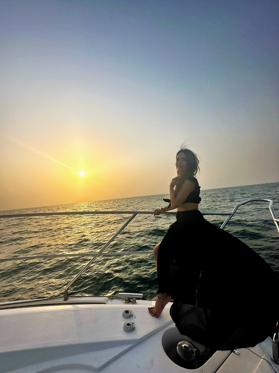 You , Me , Sun and the Sea 🌊❤️❤️
:
#throwback #dubai #dubaimarina #sealover #sunset #happytime #myfavorite #goodvibes #seaside #traveldiaries #nehamalik