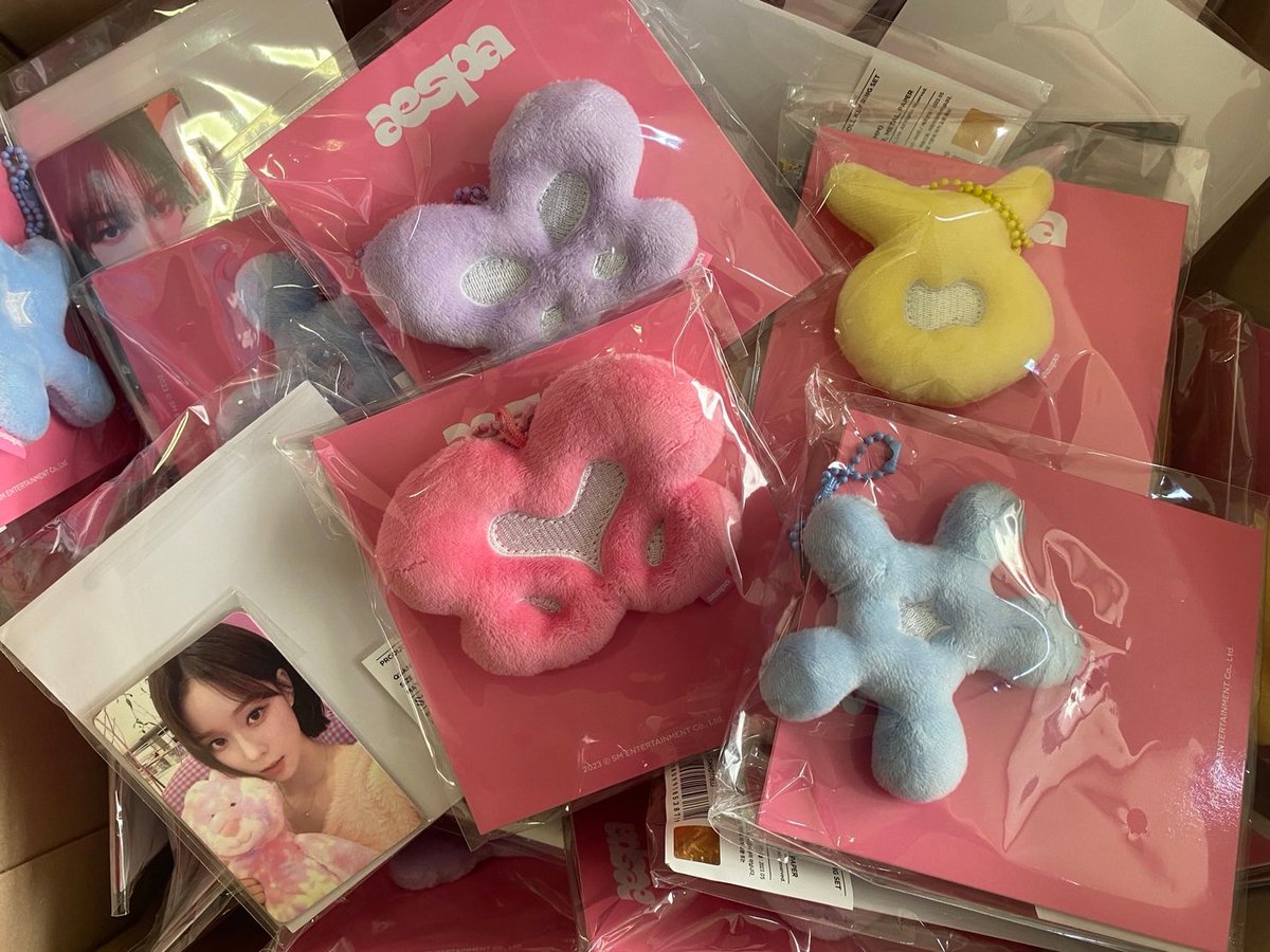 Stylehan_TH's tweet image. #พร้อมส่ง 2023 #aespa POP-UP STORE [Come to MY illusion]

✨พิเศษ ลด 15%

❤️HAIR CHOU CHOU 620.- ลดเหลือ 434.-‼️
🪆DOLL KEY RING 690.- ลดเหลือ 483.-‼️
🛒bit.ly/3KFFD7O
📌ใส่โค้ดลดเพิ่มอีก

เก็บโค้ดส่วนลดหน้าร้านลดเพิ่มอีก
#ตลาดนัดaespa #ตลาดนัดเอสป้า #ตลาดนัดkpop