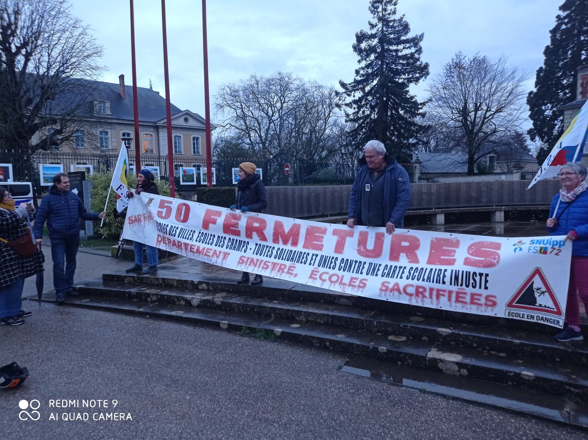 SnesNantes's tweet image. Rassemblement hier soir 18h devant la #préfecture  #LeMans  #Sarthe contre la poursuite de la casse de l'#EducationNationale 
Dans le 1er degré (-50 classes) et le 2nd degré #ChocDesSavoirs 
 - de postes
@FsuNationale @SNESFSU @SnesNantes @SnesSarthe