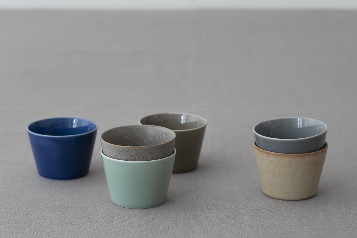craft_ness_'s tweet photo. イイホシユミコさんプロデュースのディッシーズ。新しい形が仲間入りしました！マルチに使えるカップSは、日本茶や中国茶などのお飲み物に加え、お吸い物やスープはもちろん、デザートカップや小鉢、蕎麦猪口にも最適です！plate 110 とあわせてカップ＆ソーサーとしてお使いいただけます。#craftness https://t.co/GGjPBoBiPF