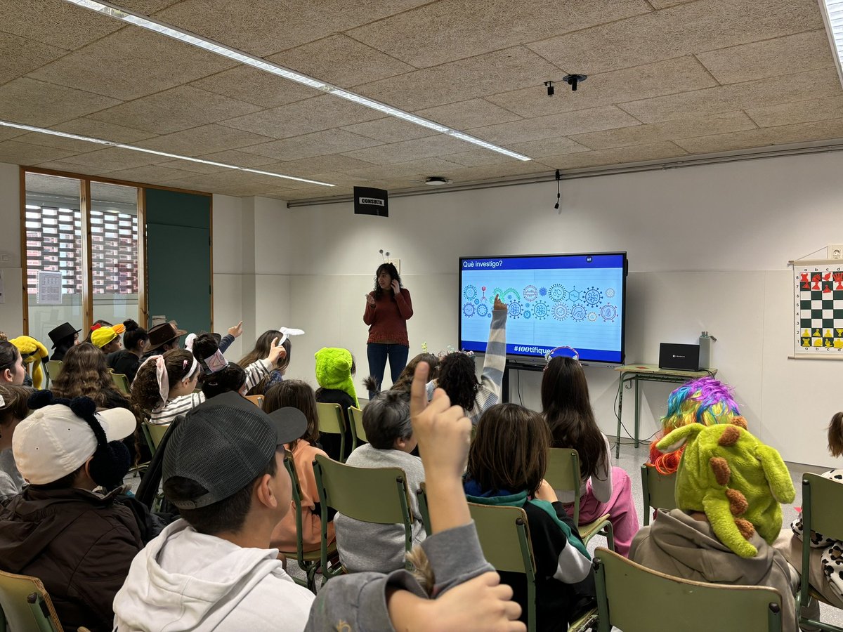 sarmoronlo's tweet photo. As every year, more than 500 women take the #100tifiques project to schools in Catalonia. Thanks for all the interesting questions during the talk! Hope I have inspired you to pursue a research career in STEM.
#womeninscience #postdocBP #irsicaixa #bist #fcri #escolalatorreta https://t.co/Inx0c1TxWV