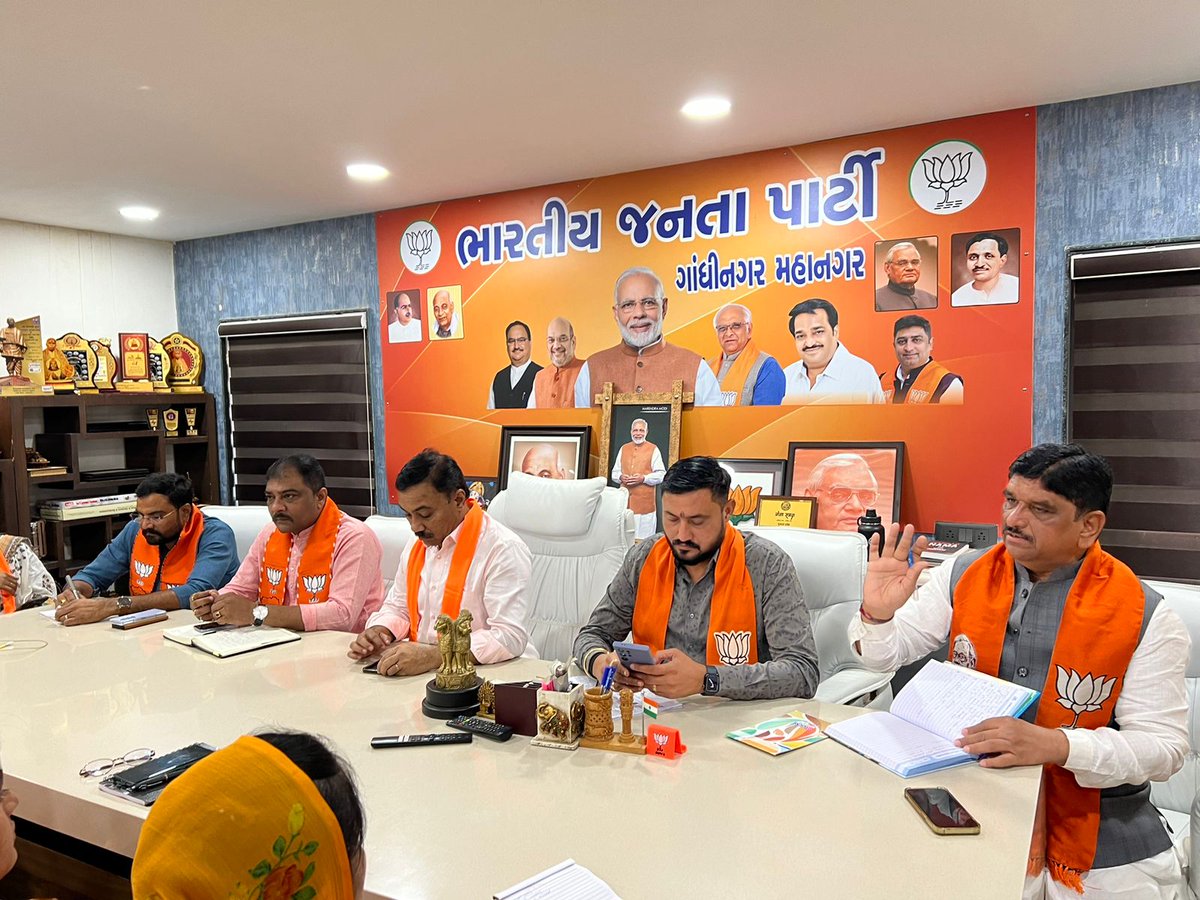 igaurangpatel10's tweet photo. માનનીય પ્રધાનમંત્રી શ્રી @narendramodi જી 10 ફેબ્રુઆરી, શનિવારના રોજ “વિકસિત ભારત, વિકસિત ગુજરાત” અંતર્ગત ગુજરાતની તમામ 182 વિધાનસભામાં એકસાથે આવાસ અર્પણના ઐતિહાસિક કાર્યક્રમમાં વર્ચ્યુઅલ માધ્યમથી જોડાઈને આવસોનું ઈ-લોકાર્પણ અને ખાતમુહૂર્ત કરશે. આ કાર્યક્રમના સુચારૂ આયોજન માટે ગાંધીનગર દક્ષિણ વિધાનસભા માં આવતા ગાંધીનગર મહાનગર હોદ્દેદારો તેમજ કોર્પોરેટરશ્રીઓ સાથે બેઠક યોજીને ઉપસ્થિત સૌને કાર્યક્રમને અનુલક્ષીને માર્ગદર્શન આપ્યું.
