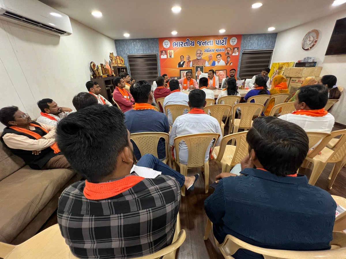 igaurangpatel10's tweet photo. માનનીય પ્રધાનમંત્રી શ્રી @narendramodi જી 10 ફેબ્રુઆરી, શનિવારના રોજ “વિકસિત ભારત, વિકસિત ગુજરાત” અંતર્ગત ગુજરાતની તમામ 182 વિધાનસભામાં એકસાથે આવાસ અર્પણના ઐતિહાસિક કાર્યક્રમમાં વર્ચ્યુઅલ માધ્યમથી જોડાઈને આવસોનું ઈ-લોકાર્પણ અને ખાતમુહૂર્ત કરશે. આ કાર્યક્રમના સુચારૂ આયોજન માટે ગાંધીનગર દક્ષિણ વિધાનસભા માં આવતા ગાંધીનગર મહાનગર હોદ્દેદારો તેમજ કોર્પોરેટરશ્રીઓ સાથે બેઠક યોજીને ઉપસ્થિત સૌને કાર્યક્રમને અનુલક્ષીને માર્ગદર્શન આપ્યું.
