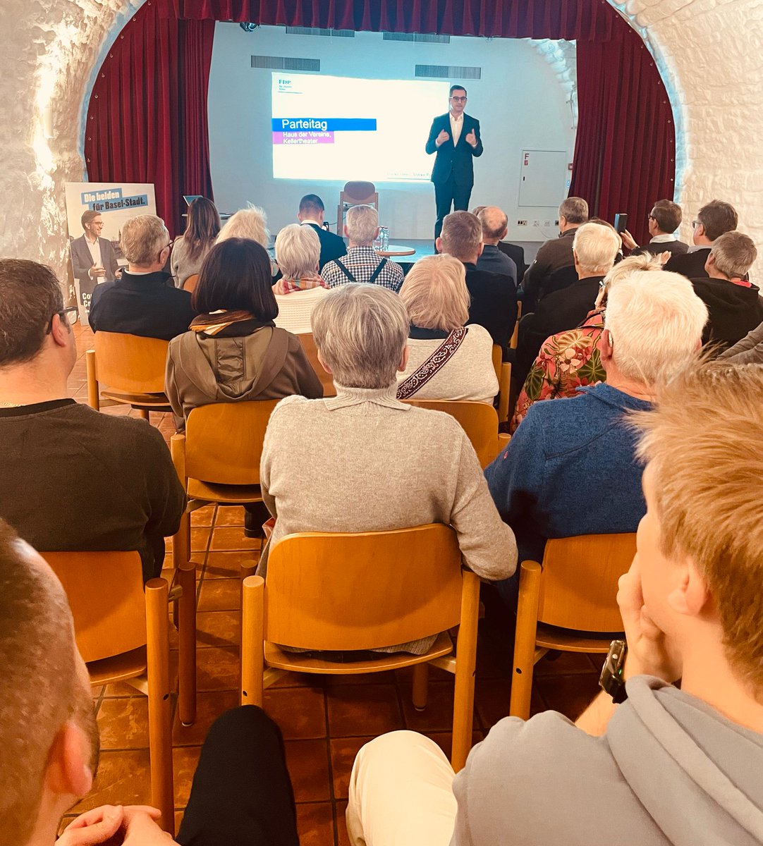 Gestern Abend fasste die #FDP ihrer Parolen für die kommenden Abstimmungen in #Riehen:

❌️ Nein zum #Stimmrechtsalter 16
❌️ Nein zur Initiative betr. Sanierung der Deponie #Maienbühl

Zumdem wählte die Versammlung Bertil Strub und Dominik O. Straumann neu in den Vorstand.