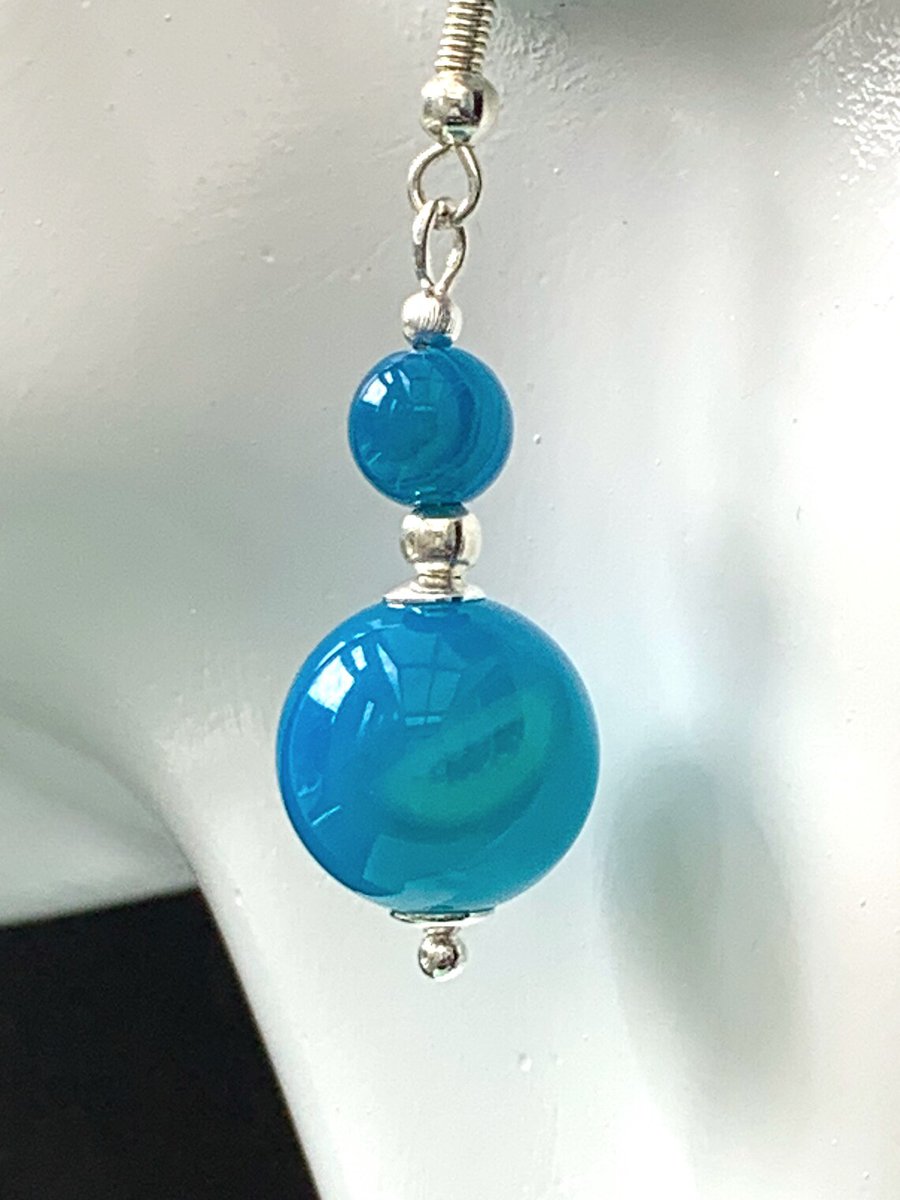Blue Earrings, Onyx Agate Beaded Crystal, Dangle, Bright.

Available via Etsy: etsy.com/uk/listing/154…

#earringsofgemstone #gemstoneearrings #blueearrings #agateearrings #handcraftedearrings #uniqueearrings #beadedearrings #crystalearrings #brightearrings #earrings