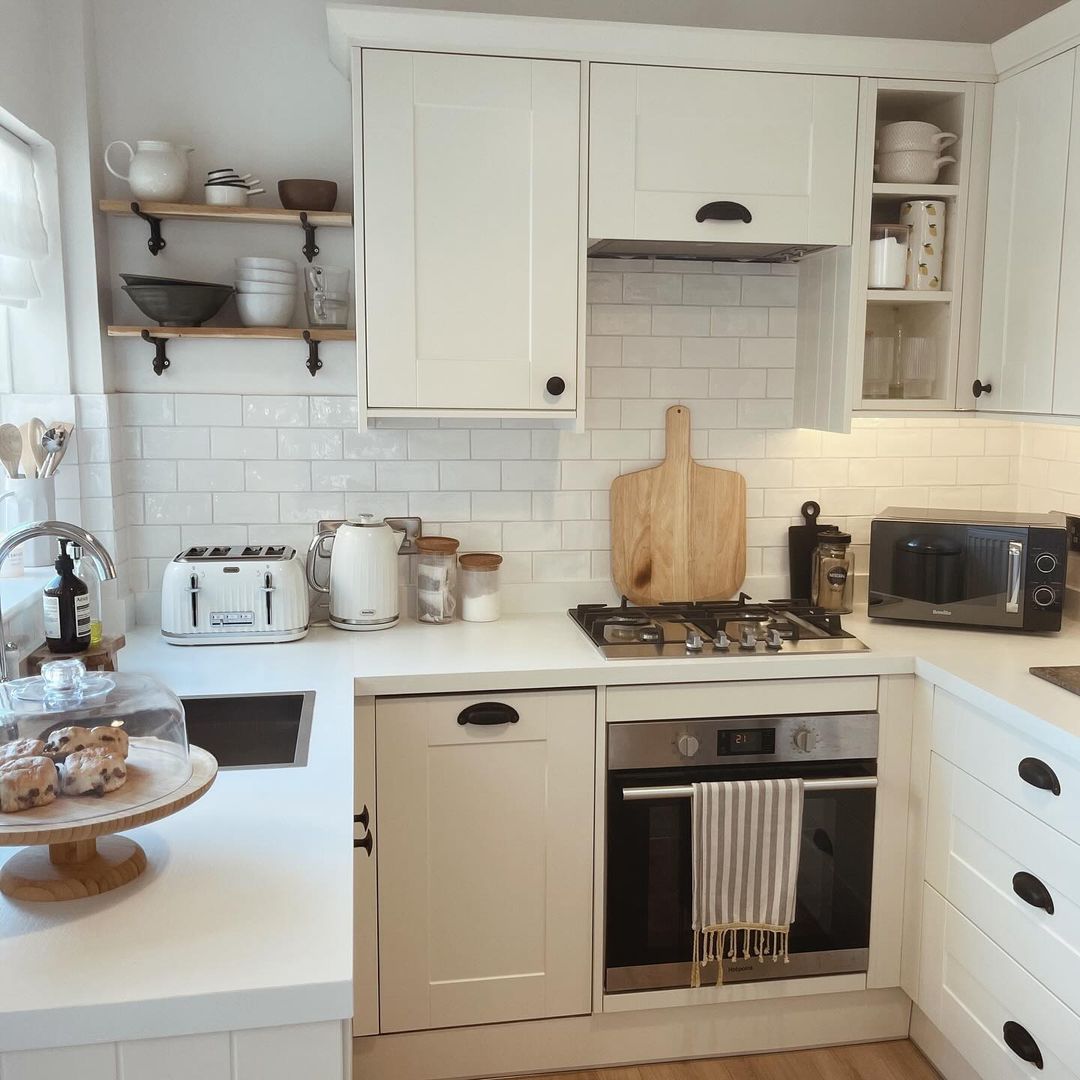 WrenKitchens's tweet photo. We're obsessed with @homewithbeauandbiscuit kitchen makeover!
- Vogue Flatpack Shaker in Cream Matt
#wrenkitchens #wrenovation #thegreatwrenovation #beforeandafter #shakerkitchen #kitchenmakeover #creamkitchen #kitchenideas #smallkitchen #smallkitchens #kitcheninspo https://t.co/IybPBmL7zX