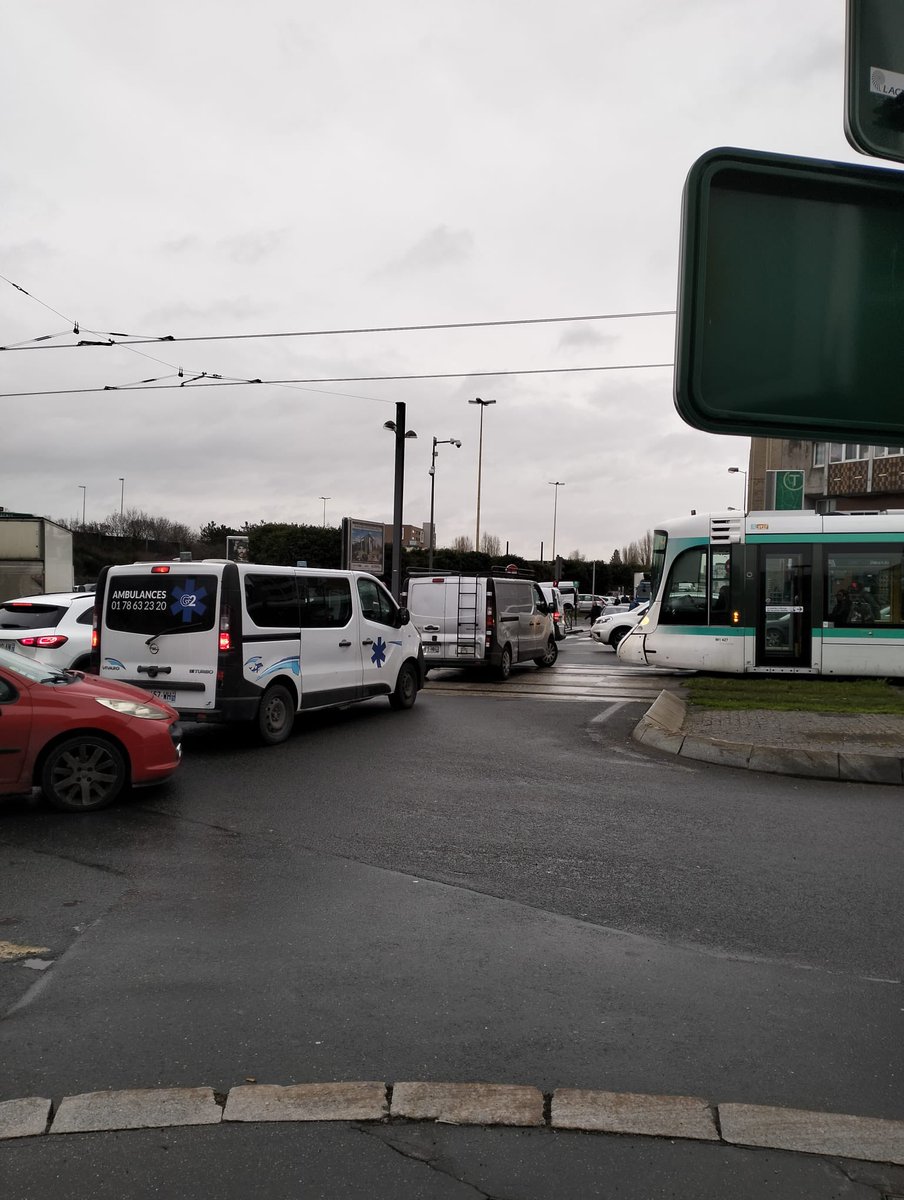 Plusdetrams's tweet image. Tram T2 encore bloqué hier à hauteur du pont de Bezons côté Colombes par des automobilistes qui bloquent le carrefour, s’asseyant sur le code de la route.
Comme toujours dans une impunité totale : ni agent, ni panneau clair, ni verbalisation. 
300000 usagers du T2 en pâtissent 😡